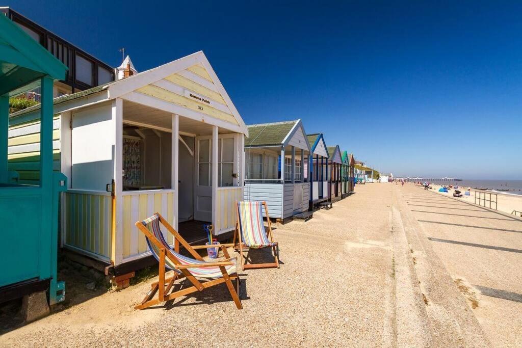 Covehithe House-Coastal Luxury- Sleeps 12-With Huge Swimspa! Wrentham Экстерьер фото